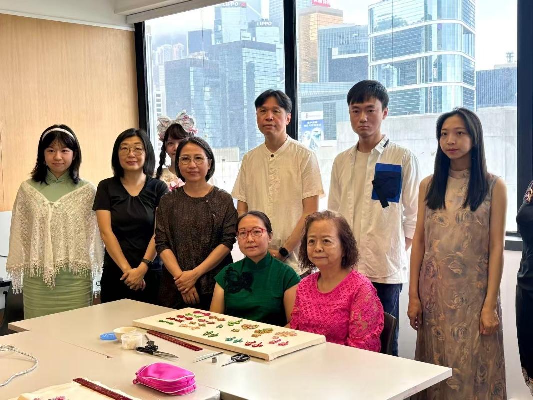 花鈕匠人浦明華開班授徒 傳承方寸間的非遺工藝