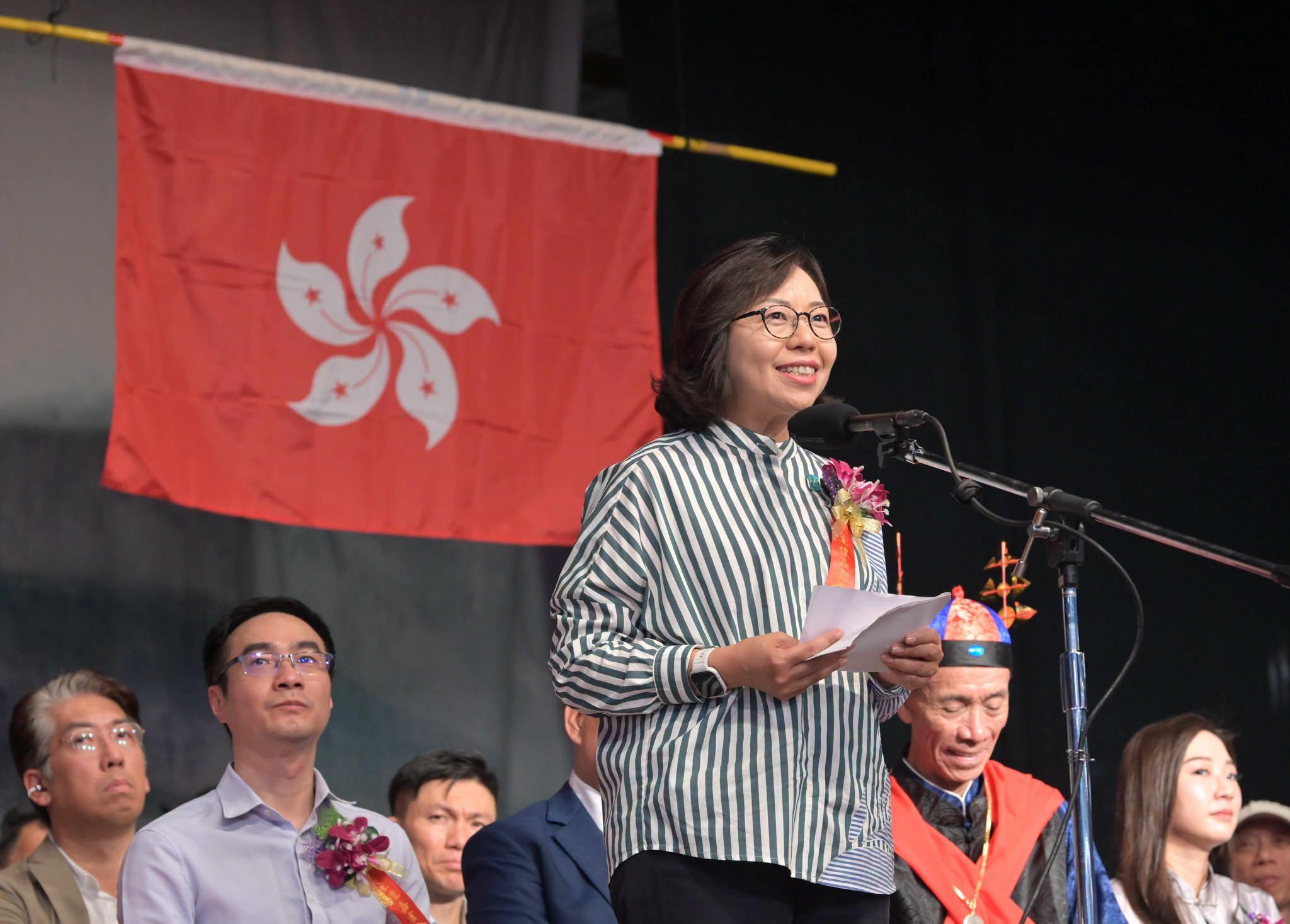 可能是一人或多人和文字的圖像