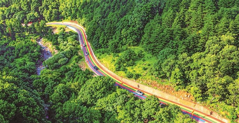 山西:彩虹公路勾勒林間美景