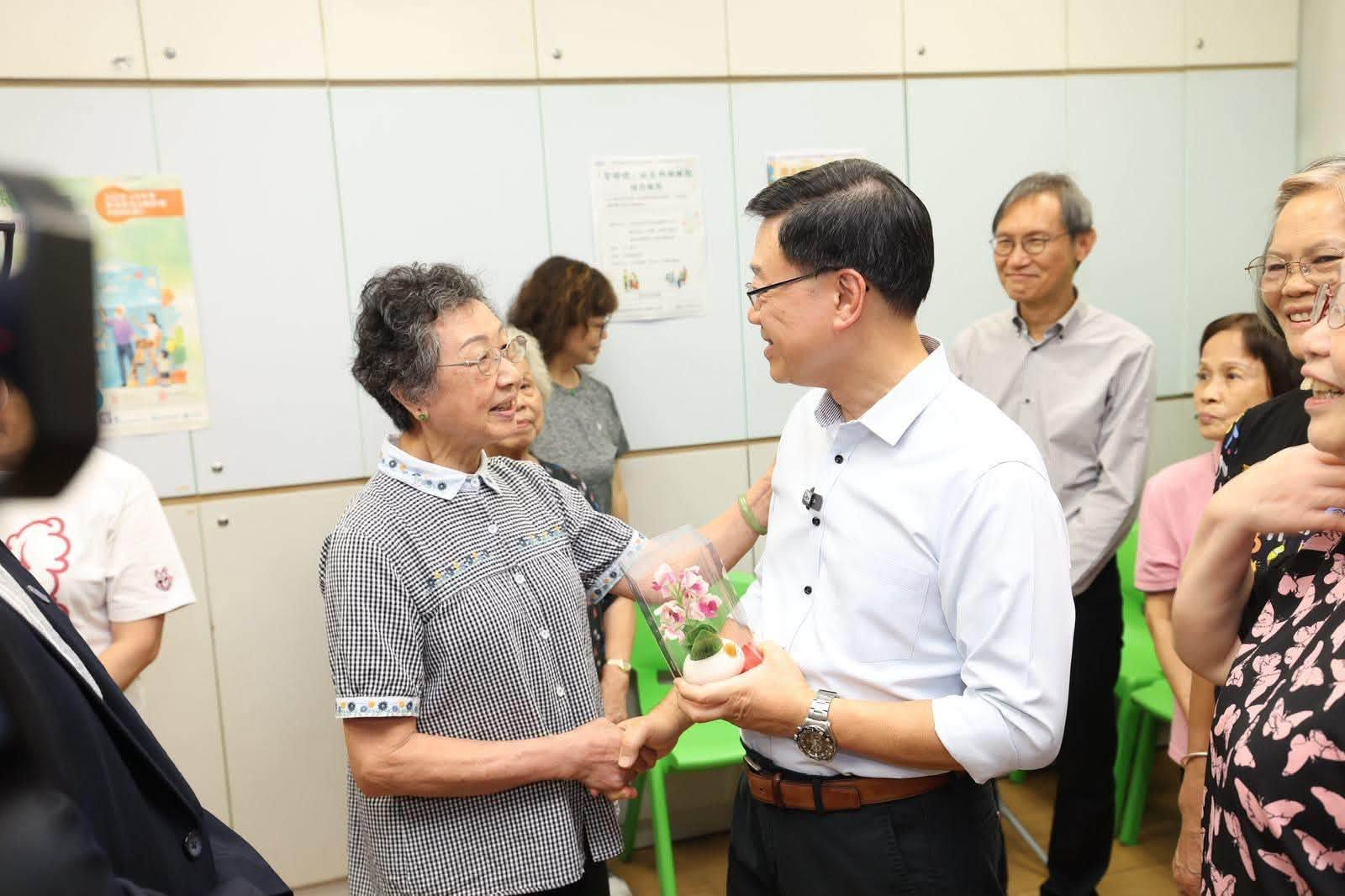 李家超探長者聽民意 五年規劃料有長遠政策應對人口老化