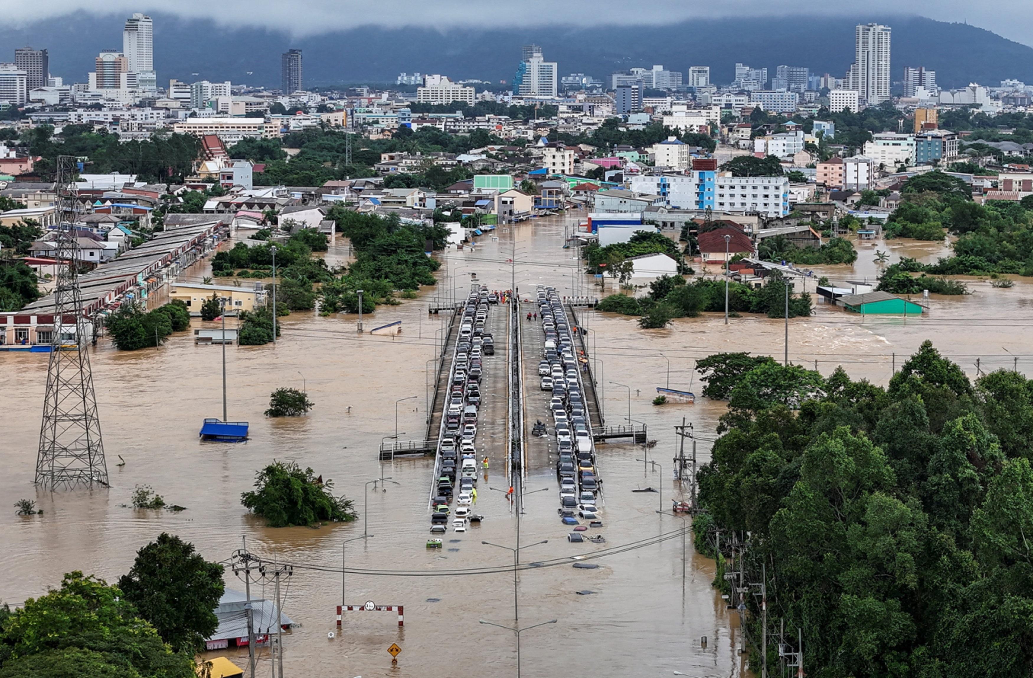 Torrential rainfall keeps Thailand on flood alert