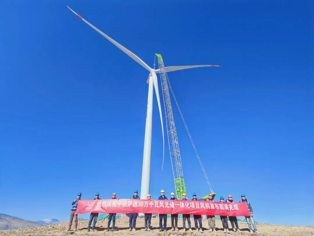 世界在建海拔最高單體容量最大風電專案首颱風機吊裝成功