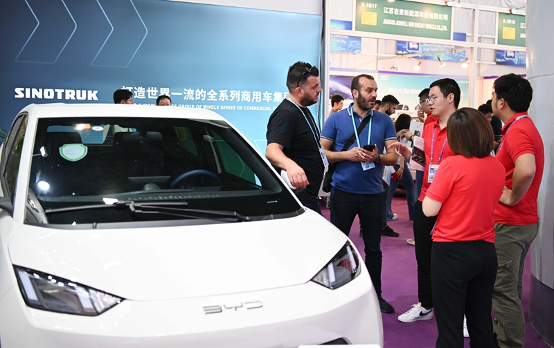 車主喊貴 險企喊虧 新能源車險高保費如何破局?
