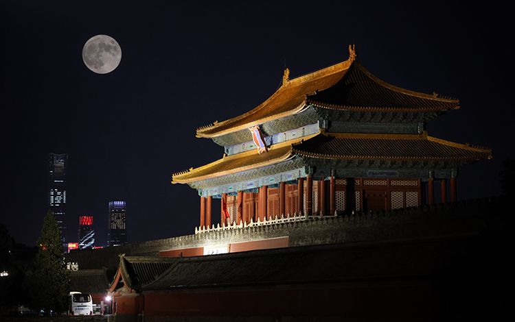 為什麼秋天的月亮格外皎潔？ 