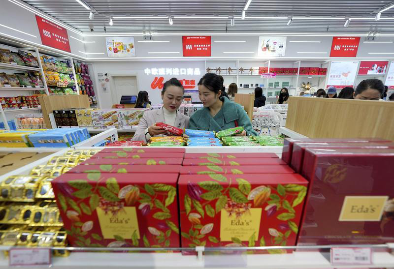 在火車站逛中歐班列進口商品保稅店