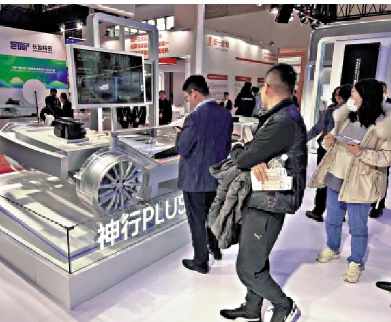 首秀新技術 汽車自己找充電樁充電