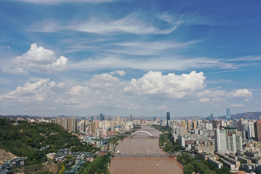 图为黄河穿城而过的兰州城区航拍 李楠 摄 图为黄河穿城而过的兰州城区航拍 李楠 摄