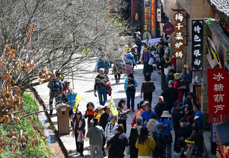 Letter from China: A harmonious blend of tourism and local life in China