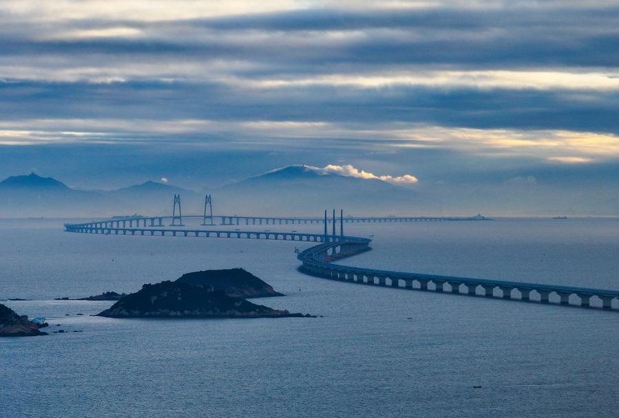 Hong Kong-Zhuhai-Macao Bridge sees record daily vehicle traffic