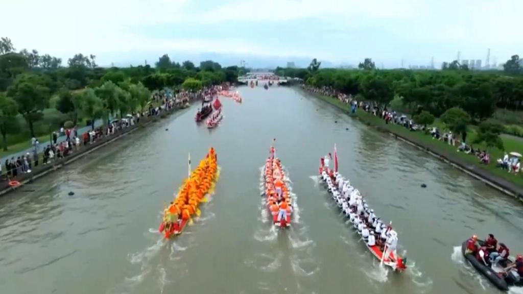 Villagers rush to prepare as Dragon Boat Festival approaches in E China