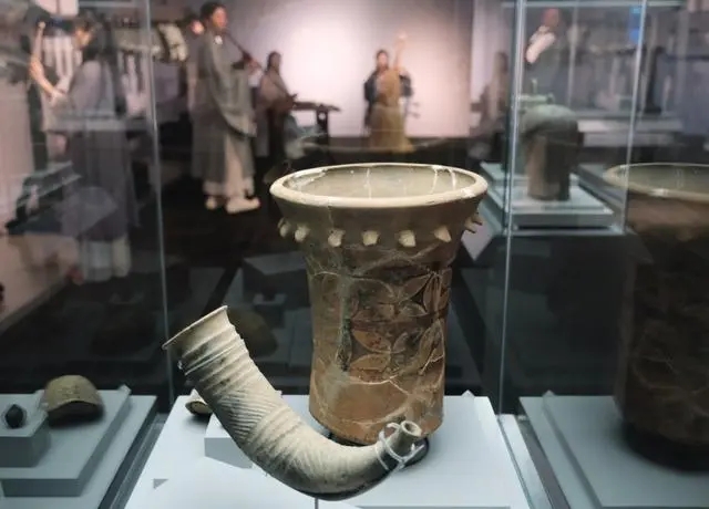 Artifacts from east China's Shandong Province debut in Hong Kong