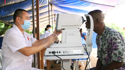 Chinese medical team in Benin carries out free ophthalmology clinic