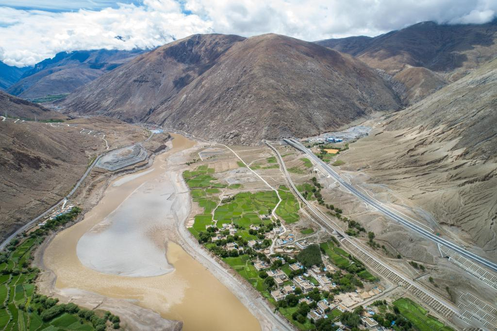Highway linking Xizang's largest cities opens to traffic