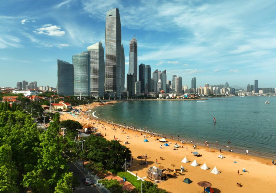 Tourism in Qingdao heats up in hot summer days