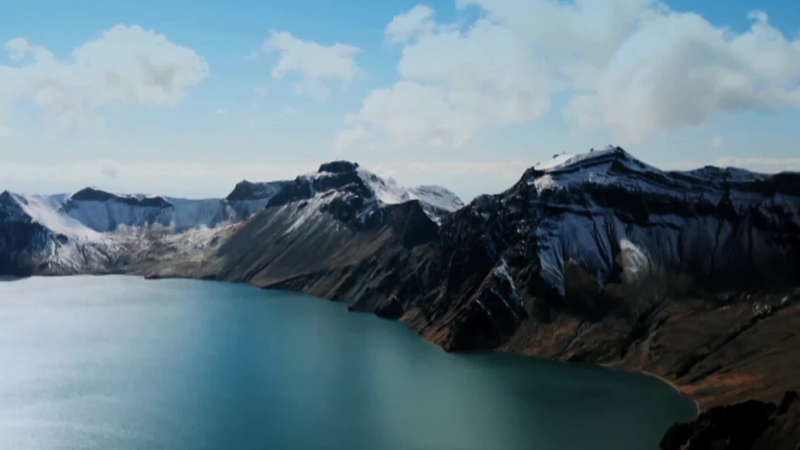 Summer fun in China: enjoy amazing view of alpine lakes