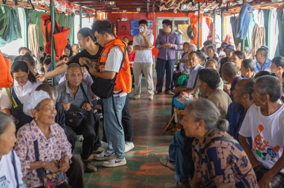 Captain and his ferry of hopes in SW China