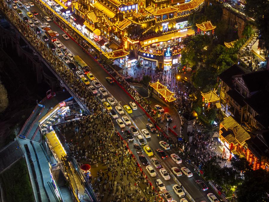 Chongqing lures summer travelers despite high temperatures