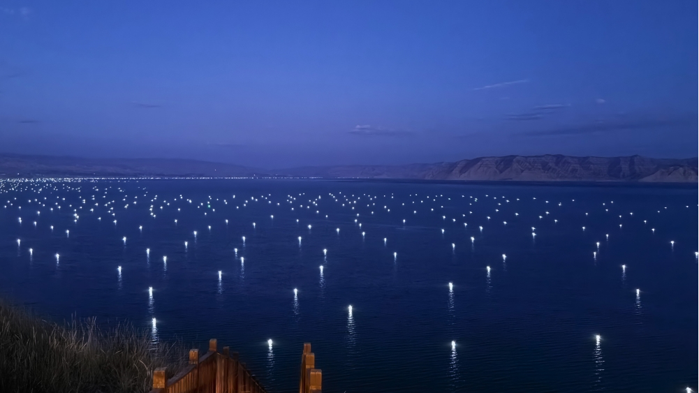 Stunning night views of fishing light-dotted lake in Longyang Gorge