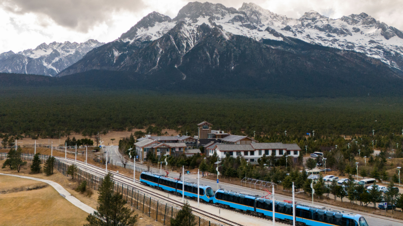 Sightseeing train in SW China becomes new tourism hot spot