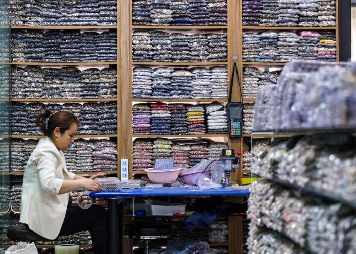 Button industry thrives in Qiaotou Town of E China's Zhejiang