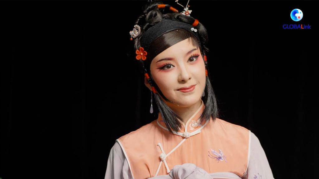 Overseas students explore Liyuan Opera in Quanzhou