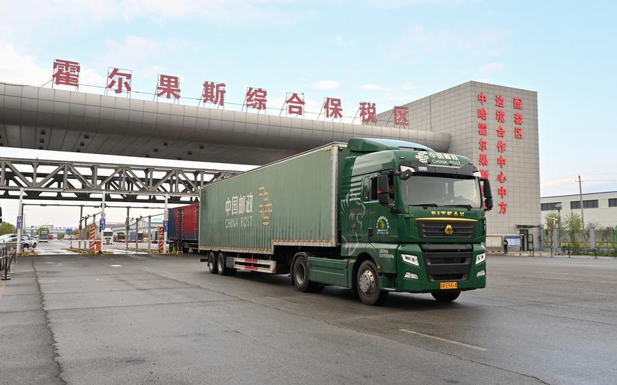 Major Xinjiang port sees record export of 450,000 vehicles in 2025