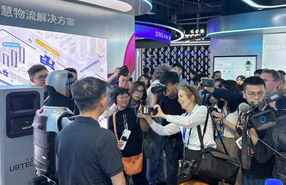 International journalists explore economic vitality in coastal China